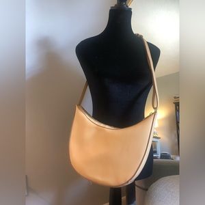 ✨FINAL SALE✨ a new day Oval Shoulder Handbag